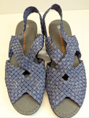 Bernie Mev Kira Women's Metallic Blue Criss Cross Low Heel Sandals NWOB 40EU/9US